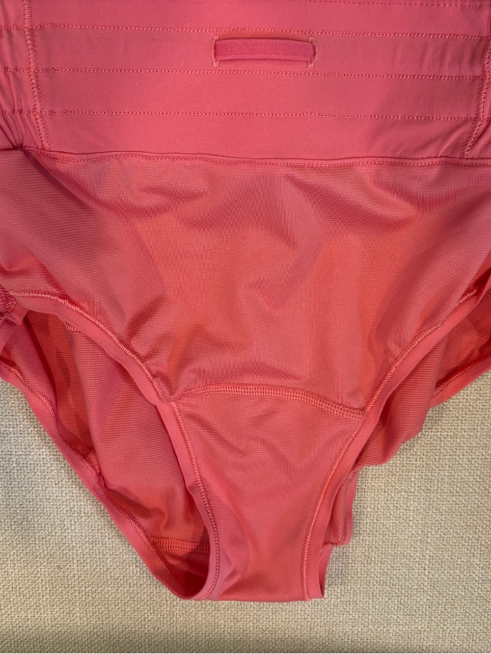 Lululemon Women’s Hotty Hot Low Rise Shorts 2.5 in Coral - size 4 - Picture 6 of 9